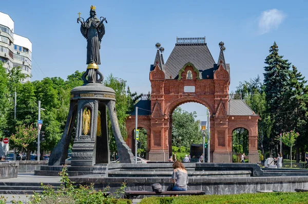 Krasnodar, Rusya - Temmuz 03: Alexander Triumphal Arch ve Saint Catherine Bell 3 Temmuz 2016 'da Krasnodar, Rusya' da.
