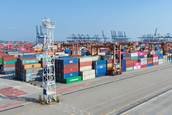 Yantian, Çin - 15 Kasım 2018 'de Yantian limanında konteyner terminali.