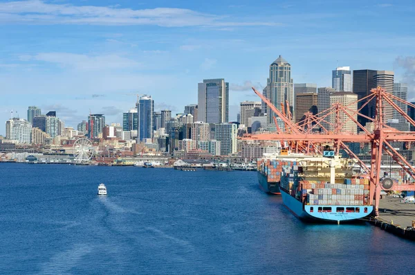 Seattle, ABD - 12 Mart 2015 'te ABD' nin Seattle şehrinde bir liman ve sanayi şehri.