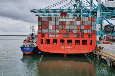 Tanjung Pelepas, Malezya - 08 Ocak - Tanjung Pelepas terminalindeki konteyner gemisi ve yakıt gemisi.