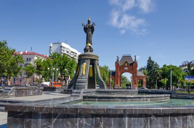 Krasnodar, Rusya - Temmuz 03: Alexander Triumphal Arch ve Saint Catherine Bell 3 Temmuz 2016 'da Krasnodar, Rusya' da.