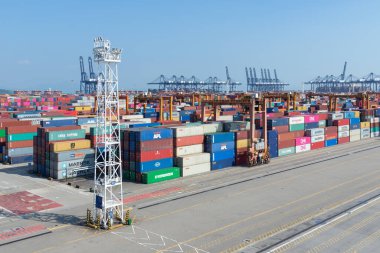 Yantian, Çin - 15 Kasım 2018 'de Yantian limanında konteyner terminali.