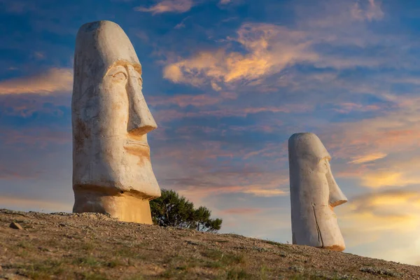 Sudak, Kırım - Mayıs 05: Alchak-Kaya Dağı eteğindeki Moai heykelleri 5 Mayıs 2021 'de Sudak, Kırım' da.
