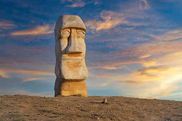Sudak, Kırım - Mayıs 05: Alchak-Kaya Dağı eteğindeki Moai heykelleri 5 Mayıs 2021 'de Sudak, Kırım' da.