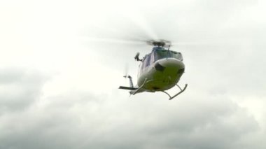 Helikopter uçar ve manzara modunda toprakları.