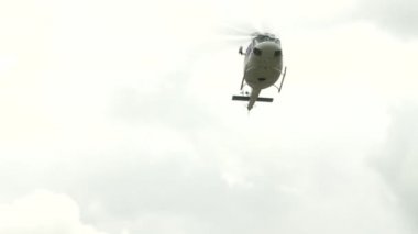 Helikopter uçar ve manzara modunda toprakları.