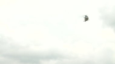 Helikopter uçar ve manzara modunda toprakları.