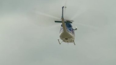 Helikopter uçar ve manzara modunda toprakları.