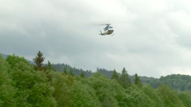 Helikopter uçar ve manzara modunda toprakları.