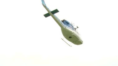Helikopter uçar ve manzara modunda toprakları.