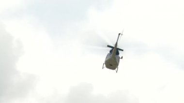 Helikopter uçar ve manzara modunda toprakları.