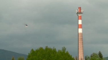 Helikopter uçar ve manzara modunda toprakları.