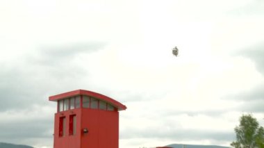 Helikopter uçar ve manzara modunda toprakları.