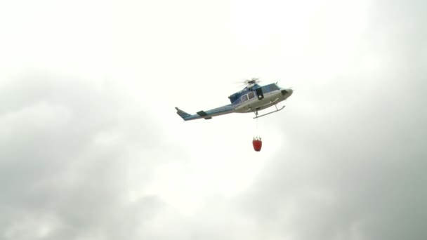 Helicóptero voa e pousa na paisagem . — Vídeo de Stock