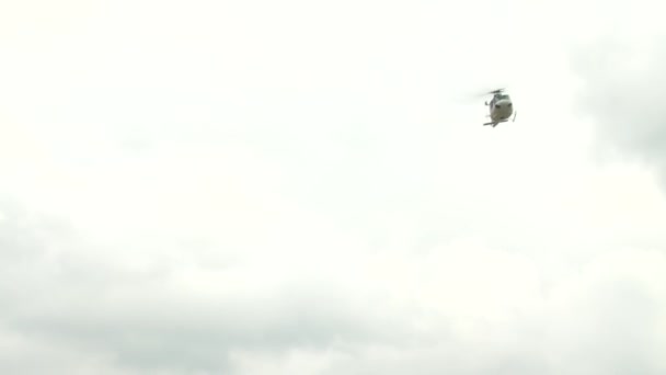 Ελικόπτερο πετάει και προσγειώνεται στο τοπίο. — Αρχείο Βίντεο