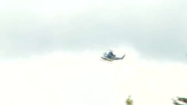 Helicóptero vuela y aterriza en el paisaje . — Vídeos de Stock