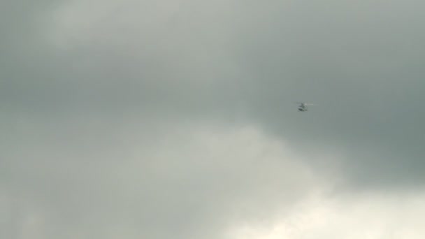 Vrtulník létá a přistane v krajině. — Stock video