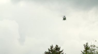 Helikopter uçar ve manzara modunda toprakları.
