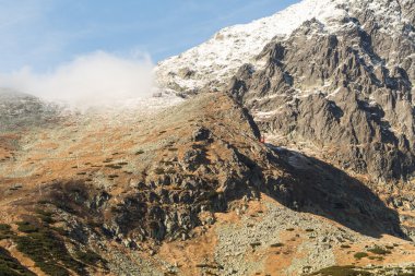 Bulutlar ile yüksek Tatras dağlarda