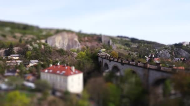 Plan aérien du pont ferroviaire en pierre avec basculement — Video