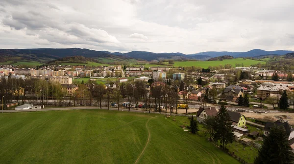 Vista aerea. Panorama su un verde erboso in montagna . — Foto Stock