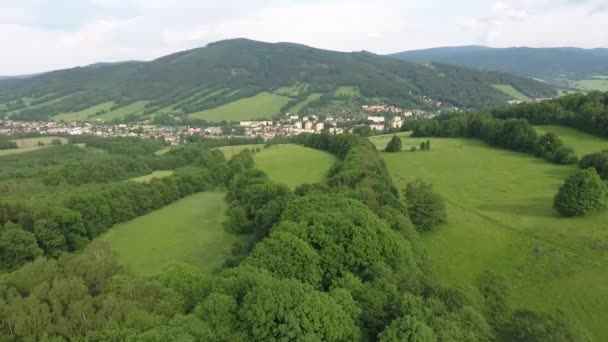 Vista aérea. Vuelo sobre verdes colinas rocosas cubiertas de hierba . — Vídeo de stock