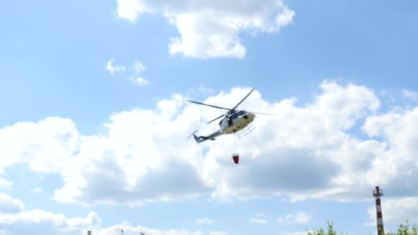 Hubschrauber fliegt in die Landschaft. — Stockvideo