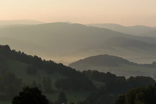 Couche de montagne le matin rayon de soleil et brouillard d'été . — Photo