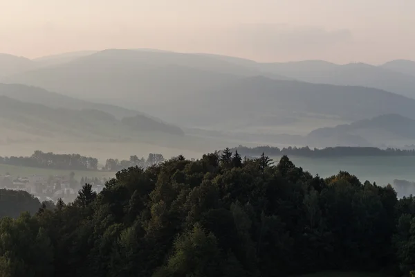 Brouillard étape entre montagne dans le paysage — Photo