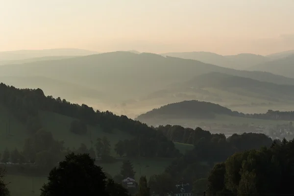 Paysage avec brouillard dans les montagnes — Photo