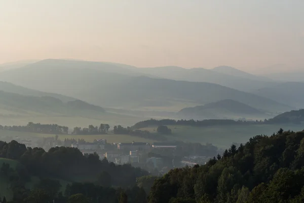 Brouillard étape entre montagne dans le paysage — Photo