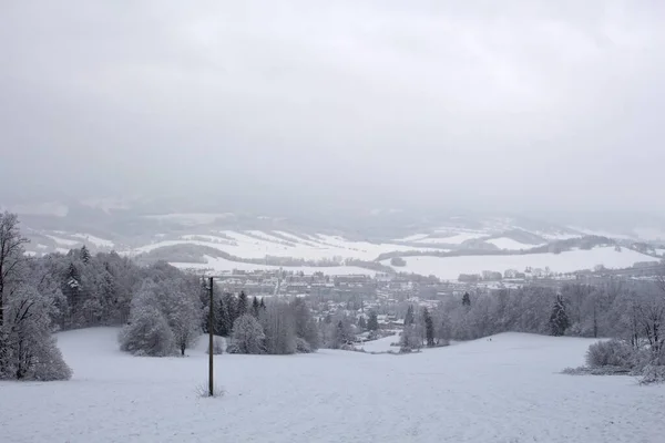 Bosque Invierno Está Cubierto Nieve Fresca Las Montañas Colinas Son —  Fotos de Stock