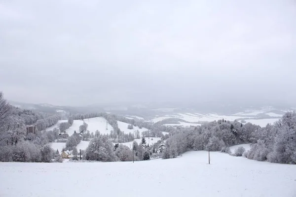 Vinterskogen Täckt Med Nysnö Bergen Och Kullarna Helt Vita Snö — Stockfoto