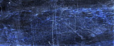 Zarif safir mavi arka plan, beyaz sisli üst kenarı ve koyu siyah grunge deseni alt kenarı, lüks mavi tasarım.