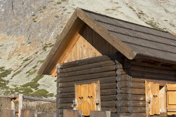 Maison en bois sur les montagnes — Photo