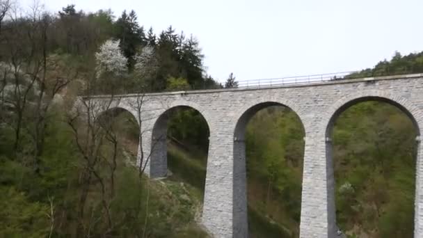 Híd a pálya, a gyönyörű hegyi táj — Stock videók