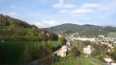 Havadan görünümü. Panorama. Bir yeşil çimenli dağlar üzerinde uçuş.