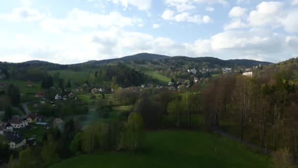 Havadan görünümü. Panorama. Bir yeşil çimenli dağlar üzerinde uçuş. — Stok video