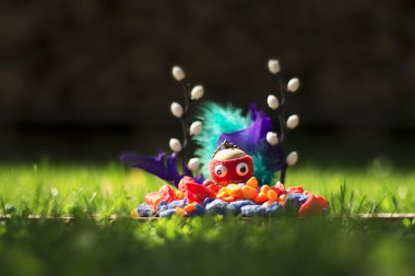 kukla çimenlerin üzerinde renkli taşlı