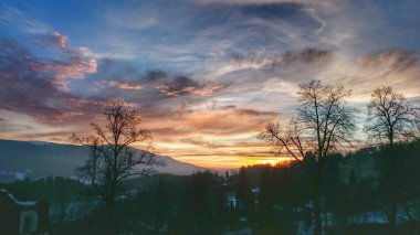 Dağlarda muhteşem bir gün batımı..