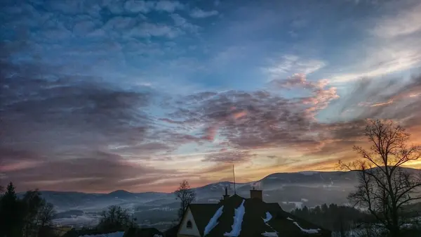 Paysage d'automne coloré dans le village de montagne. Foggy matin dans les montagnes — Photo