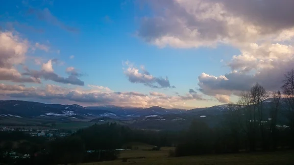 Hermosa puesta de sol en el paisaje de montaña . — Foto de Stock