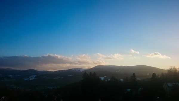 Görkemli dağ gün batımı ve renkli bulutlu gökyüzü — Stok fotoğraf