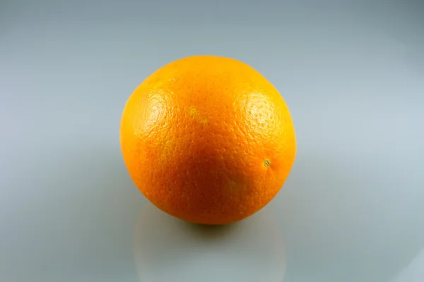 Laranja isolada no fundo — Fotografia de Stock