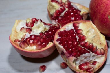 Ahşap zemin üzerinde nar