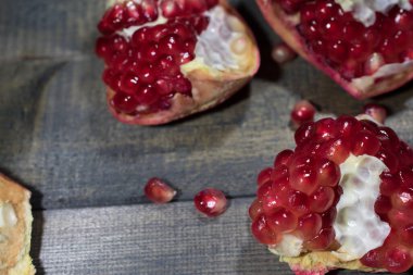 Ahşap zemin üzerinde nar