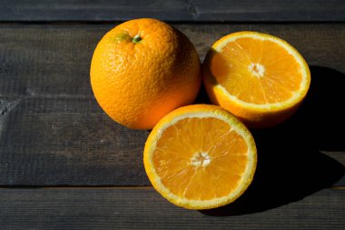 Siyah arkaplanda turuncu