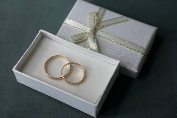 Anéis Casamento Uma Caixa Presente — Fotografia de Stock