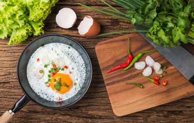 ahşap arka plan üzerinde tavada kızarmış yumurta