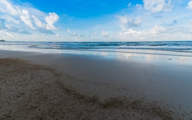 bulutlar ve plaj ile mavi gökyüzü